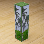 "HANDFLATAN TRÄD /TROPICAL ISLAND VIBE" VINLÅDA<br><div class="desc">HÄR ÄR EN VIN BOX SOM FUNGERAR HANDFLATAN TRÄD. OVANSTÅENDE TEXTEN: "FÖRESLAGNA VIN PAIRING: BÄSTA NÅGON TROPISK BEVARA UNDER HANDFLATAN TRÄD. LÄGG TILL SUNSETS,  SAND OCH SURFA FÖR ATT YTTERLIGARE FÖRBÄTTRA ERFARENHETEN FRÅN VIN". ANPASSADET TEXT ÄR.</div>