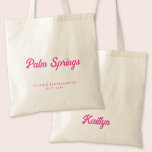 Handflatan Vår Bachelorette Party Personlig Tote Tygkasse<br><div class="desc">Få party att börja med den här Handflatan-Vår-personligen för bachelorette-partiet i baksäcken för rosa. Det här trendiget är utformat så att du får en Bachelorette-stad i ett snyggt-återbildningsteckensnitt,  med gott om utrymme för anpassning med bridens namn och datum. Perfekt lägger till lite roligt och fläkt i din händelse.</div>