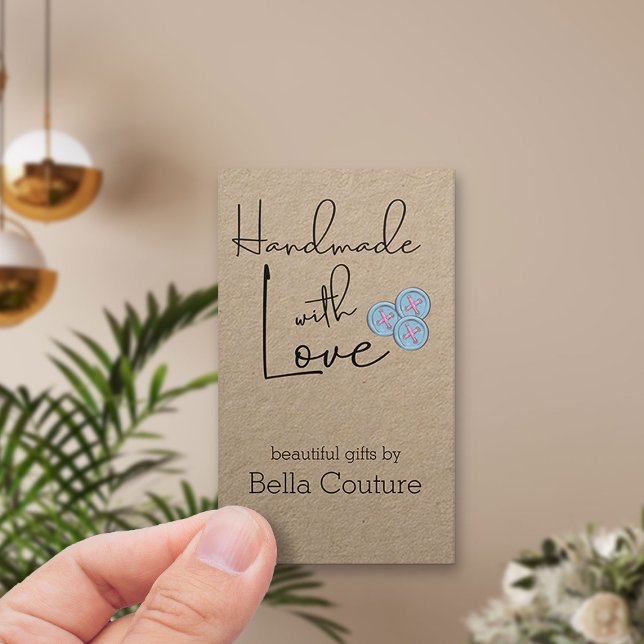 Handgjord av Kärlek Cute Buttons Rustic Kraft Visitkort (Vertical business card - Handmade with Love on kraft with cute buttons)