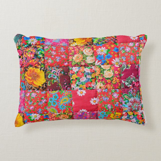 Handgjord lapptäckskfilt med blommönster som ba prydnadskudde (Framsidan)