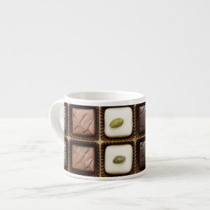 Handgjord lyxig choklad i en boxas espressomugg