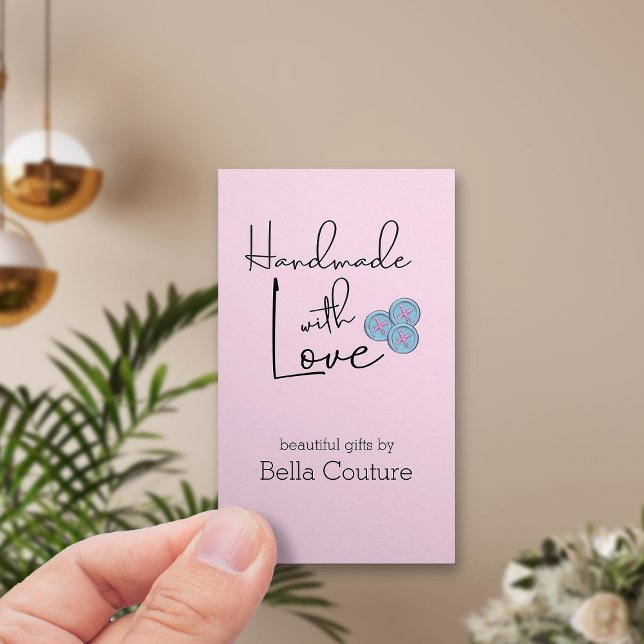 Handgjord med Kärlek Cute Buttons Rosa Lodrät Visitkort (Vertical business card - Handmade with Love on pink with cute buttons)