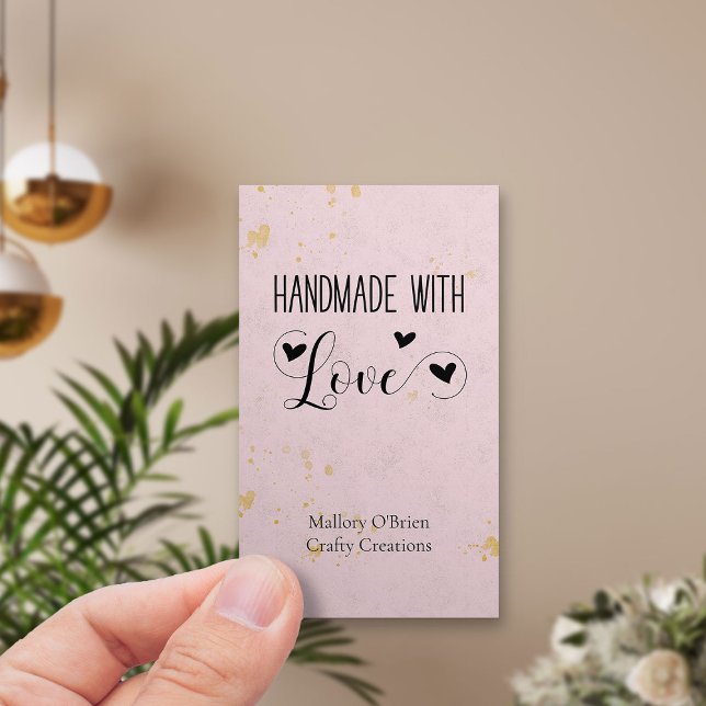 Handgjord med Kärlek Heart Calligraphy Rosa Guld Visitkort (Vertical business card - Handmade with Love on pink with cute hearts)