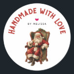 Handgjord med Kärlek Vintage Jultomten jul Runt Klistermärke<br><div class="desc">Handgjord med Kärlek-klistermärken med en vintage stil-bild med klassisk Jultomten sitta i en gammaldags arm-stol. Snyggt traditionell juldesign.</div>