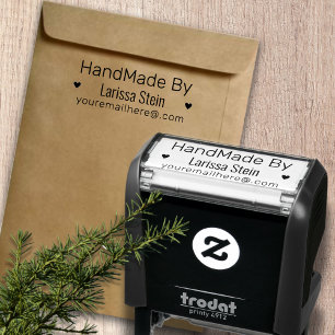 Handgjort av (anpassningsbar text) + namn och små självfärgande stämpel