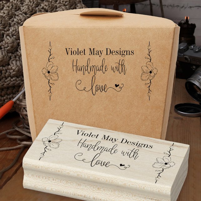 Handgjort med det anpassade namnet Kärlek Ritad Bl Stämpel (Handmade with Love business stamp with line drawn floral border)