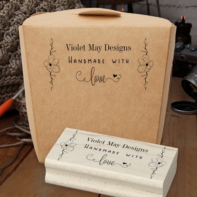 Handgjort med det anpassade namnet Kärlek Ritad Bl Stämpel (Handmade with Love stamp with business name and line drawn floral border)