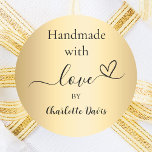 Handgjort med kärlek guld namn runt klistermärke<br><div class="desc">En faux guld tittar bakgrund,  svart text. Anpassa och lägg till ditt namn. Med texten: Handgjord med kärlek,  av   ett litet hjärta.</div>