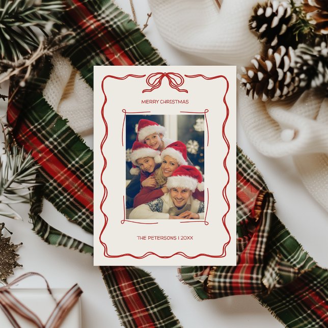 Handillustrerad Red Grönt Retro Photo-jul Julkort (Simple Hand Drawn Red Christmas Card with Family Photo and Bow Ribbon Unique Quirky Trendy Aesthetic)