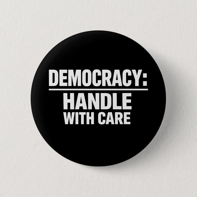 Handle Democracy With Care Knapp (Framsida)
