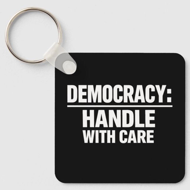 Handle Democracy With Care Nyckelring (Framsida)