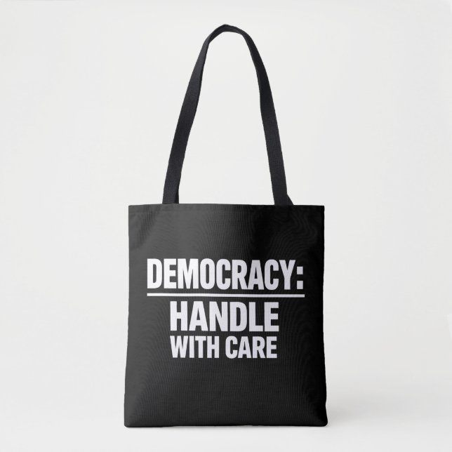 Handle Democracy With Care Tygkasse (Framsida)