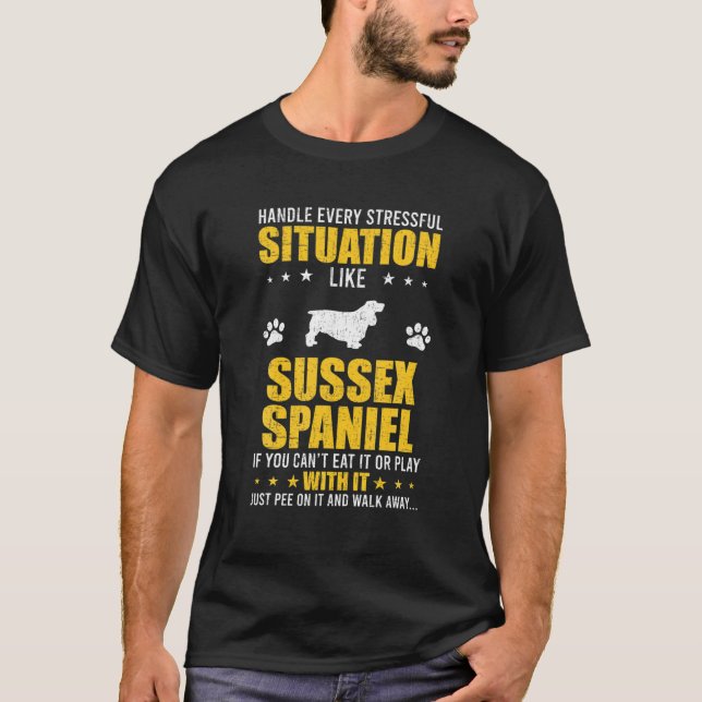 Handle Stressful Situation Sussex Spain Hund Kärle T Shirt (Framsida)