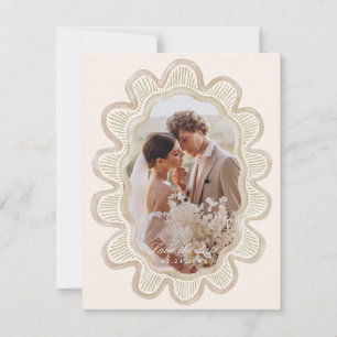 Handmålat beige scallopedat ovalfoto ram