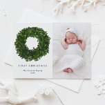 Handmålat Boxwood-andedräkt Första julfoto Julkort<br><div class="desc">Skicka ditt helgdag till vänner och familj med det här anpassadet julkort. Det här fotojulkortet har en handmålad boxträkrans. Anpassa genom att lägga till information. Det här gröna helgdag-kortet finns i andra färg och på andra kartonger. Matchande objekt är tillgängliga.</div>