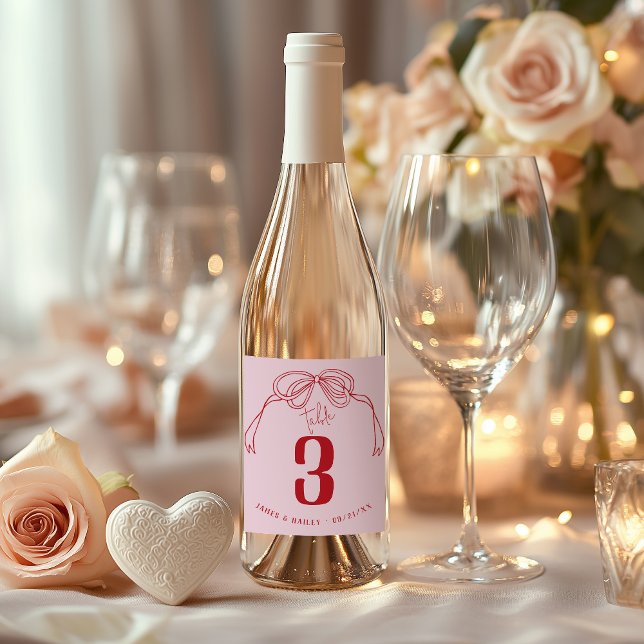 Handritad båge ROSA & RÖD Bordskort Bröllop Vinflaska Etikett (Quirky modern trendy hand drawn coquette bow pink and red wedding reception table number wine label)