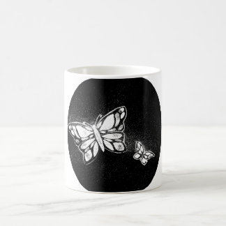 handritad fjäril kaffemugg