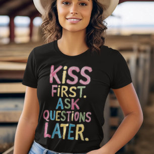 Handritad fras Kiss först, fråga frågor senare T Shirt