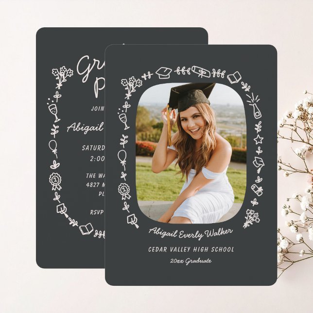 Handritad Klotter Foto Gradtillfälle Inbjudan (Black background and white hand drawn graduation icons doodle announcement with invitation )