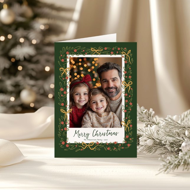Handritad krans & snygga slingor Foto  Kort (Whimsical Christmas Wreath holiday family photo folded card)