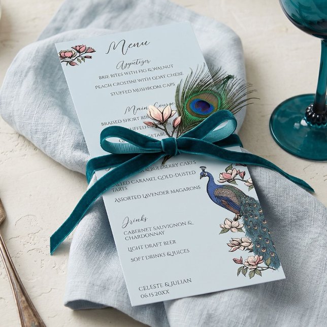 Handritad Påfågel Chinoiserie Bröllopsmeny Meny (Elegant blue teal peacock wedding menu with hand-drawn peacock and magnolia flowers chinoiserie vibe)