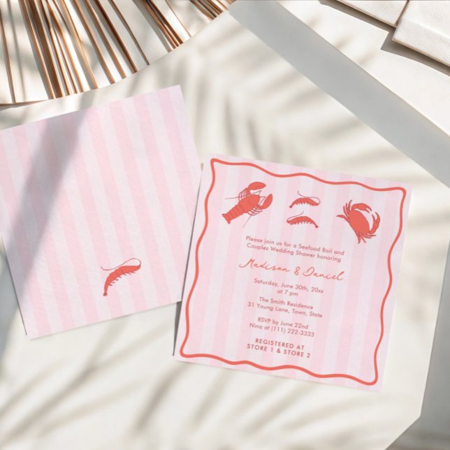 Handritad Rosa Röd Skaldjursfest Par Bröllopsdusch Inbjudningar (Modern Pink Red Orange Hand-drawn seafood boil couples shower invitations with stripes + wavy border)