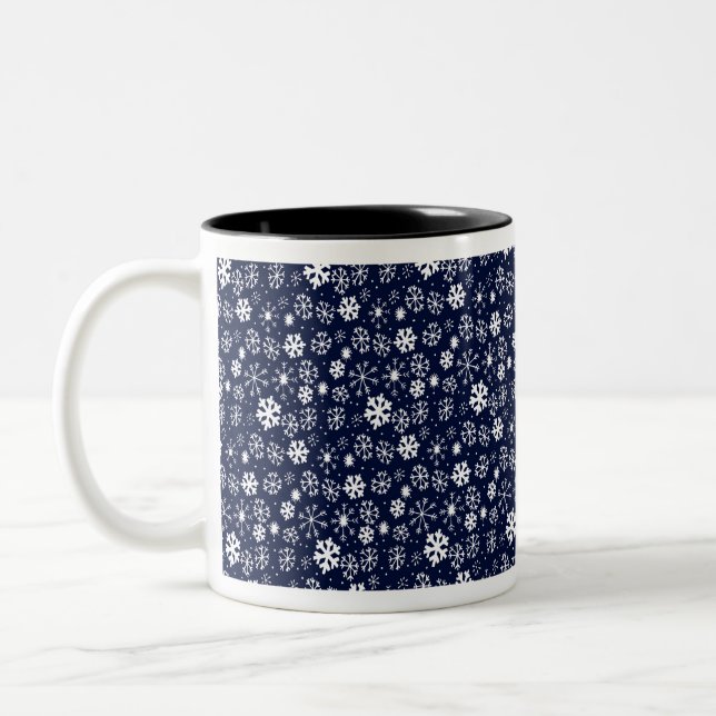 Handritad Snöflinga Snöstorm Med Marinblå Klassisk Två-Tonad Mugg (Vänster)