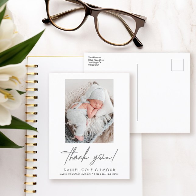 Handritad typsnitt Tack baby Foto Födelse Meddelande Vykort (Modern Thank you script, custom photo baby birth announcement postcard.)