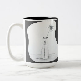 Handritad vasflaska med en enda blomma på bordet Två-Tonad mugg