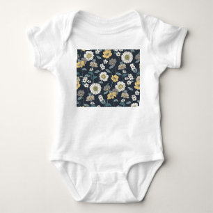 Handritat blommigt, sömlöst konstnärligt mönster. t shirt