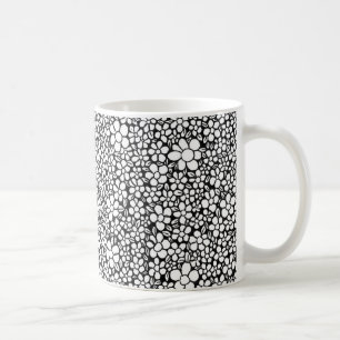 Handritat svart och vitt blommönster kaffemugg