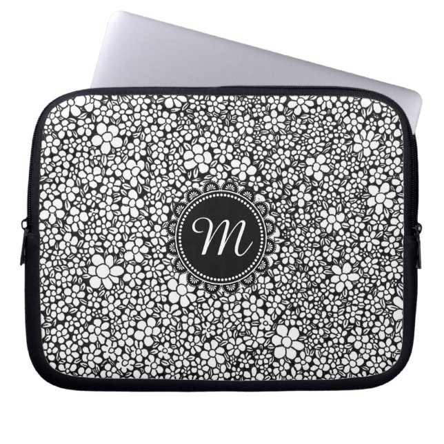 Handritat svart och vitt blommönster monogram laptop fodral (Framsidan)
