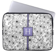Handritat vitt blommönster lila monogram