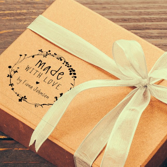 Handriten vildkrans gjord med kärlek stämpel (Skapare uppladdad)