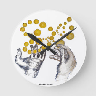 Hands Outstretched with Golden Globes Artist Clock Rund Klocka