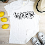 Handskrift med svart på vitt t shirt<br><div class="desc">Enkel coola,  originaltext av snyggten Gå med Flödet i en våg för en lugn-avslappnad person eller för den som vill påminna den andra om att livet ger dig bäst om du slappna av och följer livsstilen. Den här skjortan gör en underbar julklapp eller annan speciell gåva.</div>