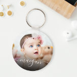 Handskriftsskript för anpassningsbar Baby Photo Na Nyckelring<br><div class="desc">Skapa en egen personlig runt nyckelkedja med ett modernt handskrivet skript namn och baby-favoritfoto i anpassningsbarna.</div>