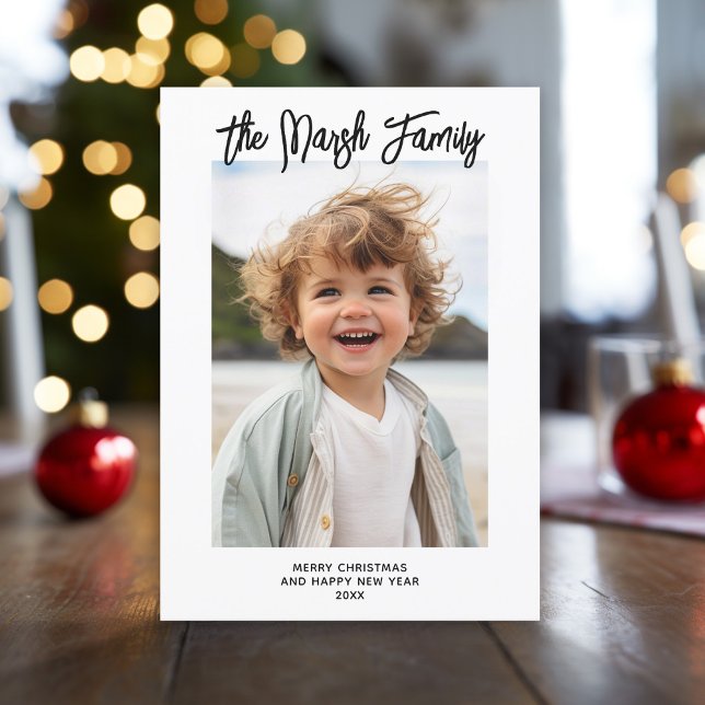 Handskript för minimal svart, vit familj julkort (Modern, minimal Christmas Greeting card with photo, white border and script text.)