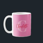Handskript Quirky Stollig Monogrammed Rosa Kaffemugg<br><div class="desc">Få upp dina förmiddagar med det här handskrivna skriptet Quirky Stollig Monogrammed Coffee Mugg! Med en lekfull röd typografi på rosa-bakgrunden visar trendiget ditt monogram och namn i en roligt,  viskare stil. En snyggt och ett estetiskt val för alla som kärlek en kopp färg!</div>