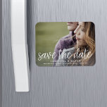 Handskript | Spara datum i foto Magnet<br><div class="desc">Ett modernt magnetband sparar det datum som är designat för att passa ditt favoritfoto av vågrät eller den landskapsinriktade förlovningen med fullt. "Spara datumet" visas som ett överlägg längs grund med en vit handskriven text i stil,  med texten namn,  bröllop och bröllop under.</div>