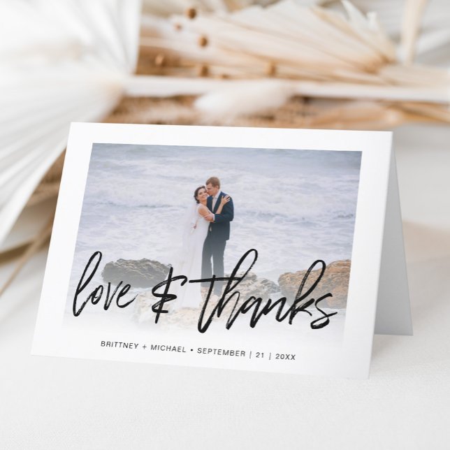 Handskriven, enkel fotoutskrift Kärlek och tack vi (A simple and elegant way to say thank you with a personal touch by adding a wedding photo.)