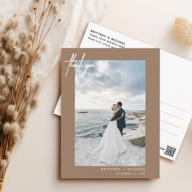 Handskriven enkel tack vykort (Elegant hand lettered thank you wedding postcard with a minimalistic design perfect for any couple.)