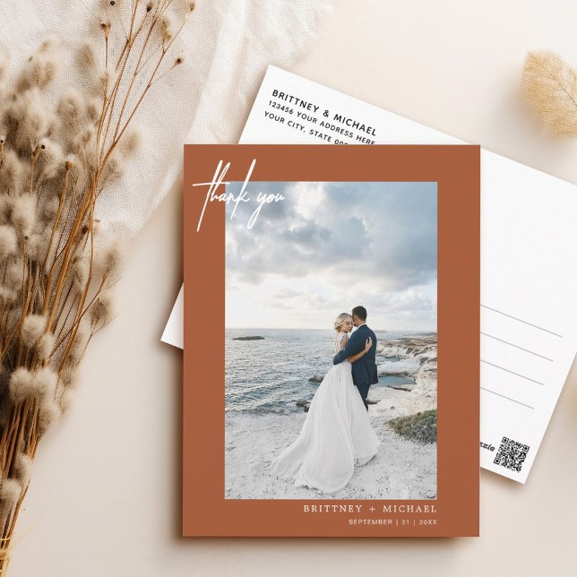 Handskriven enkel Terracotta Tack Vykort (Elegant hand lettered thank you wedding postcard with a minimalistic design perfect for any couple.)