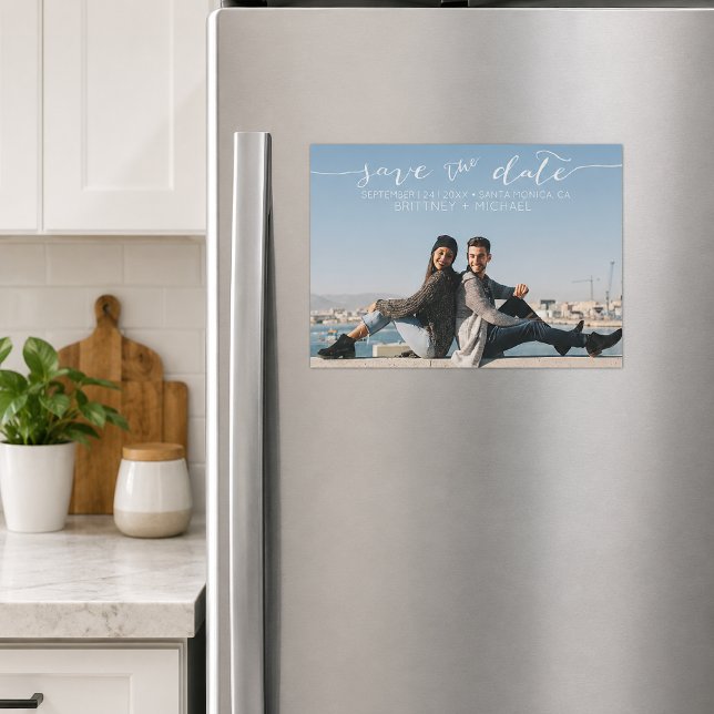 Handskriven Foto Spara Datum Magnetisk Inbjudningskort (Modern save the date magnet featuring elegant handwritten script and a fully customizable design.)