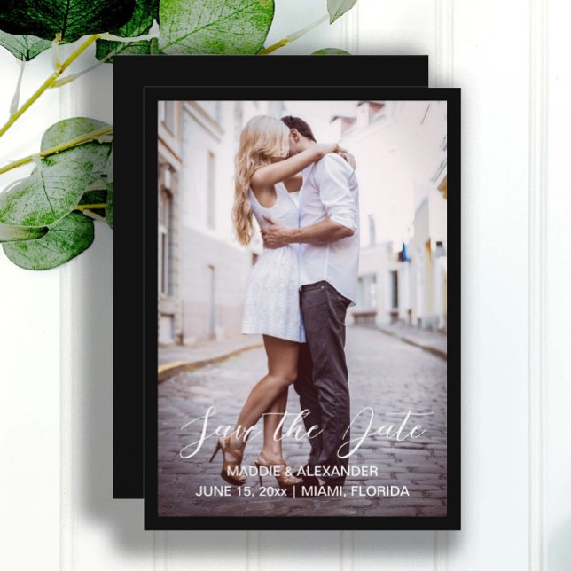 Handskriven Modern Bröllopsförlovningsfoto Svart Spara Datumet (Elegant black wedding save the date photo card.  )