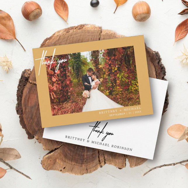 Handskriven Modern Foto Mustardgul Tack Kort (Modern elegant wedding thank you card with a wedding photo on the front and simple hand written font)