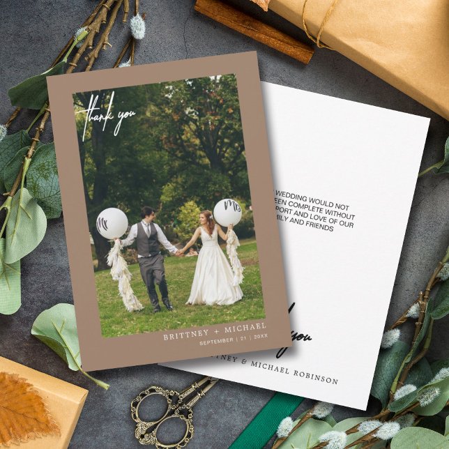 Handskriven modern fototon tack kort (Modern elegant hand written wedding thank you card for the minimalistic bride.)