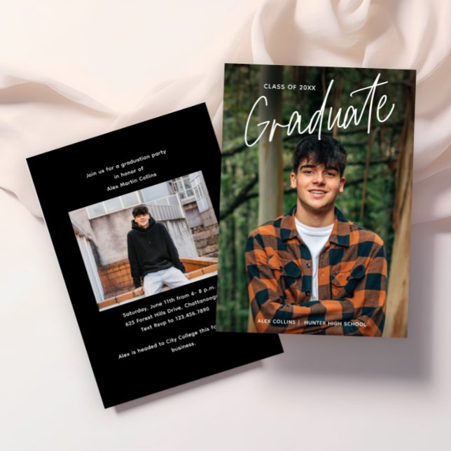 Handskriven skriptfotoexamen inbjudningar (Modern Handwritten Photo Graduation Invitations.)