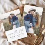Handskriven vit Spara datumfoto Spara Datumet<br><div class="desc">Modern och Elegant Photo Save the Date Bröllop Card. Datuminbjudan innehåller vit handsauktoriserad typografi och chic och enkel design på en vit bakgrund som du kan lägga till ditt anpassade förlovning-fotografi bild till.</div>