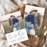 Handskriven vit Spara datumfoto Spara Datumet<br><div class="desc">Modern och Elegant Photo Save the Date Bröllop Card. Datuminbjudan innehåller vit handsauktoriserad typografi och chic och enkel design på en vit bakgrund som du kan lägga till ditt anpassade förlovning-fotografi bild till.</div>